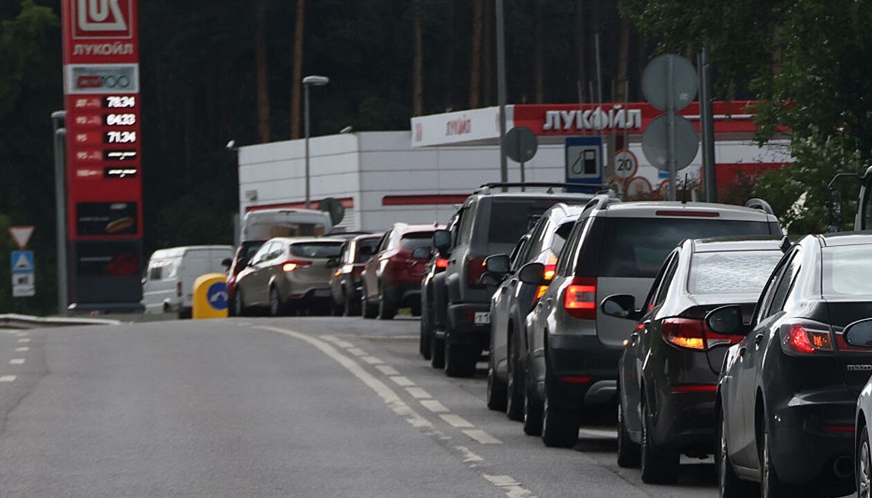 В Росії обвалилися продажі нових авто на тлі кризи пального