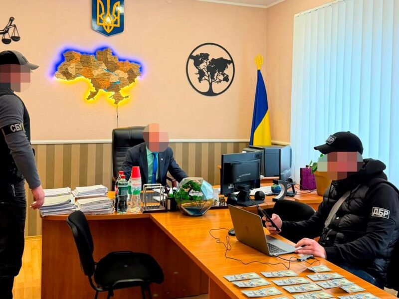 Хабар за "потрібне" рішення: викрито голову райсуду на Харківщині