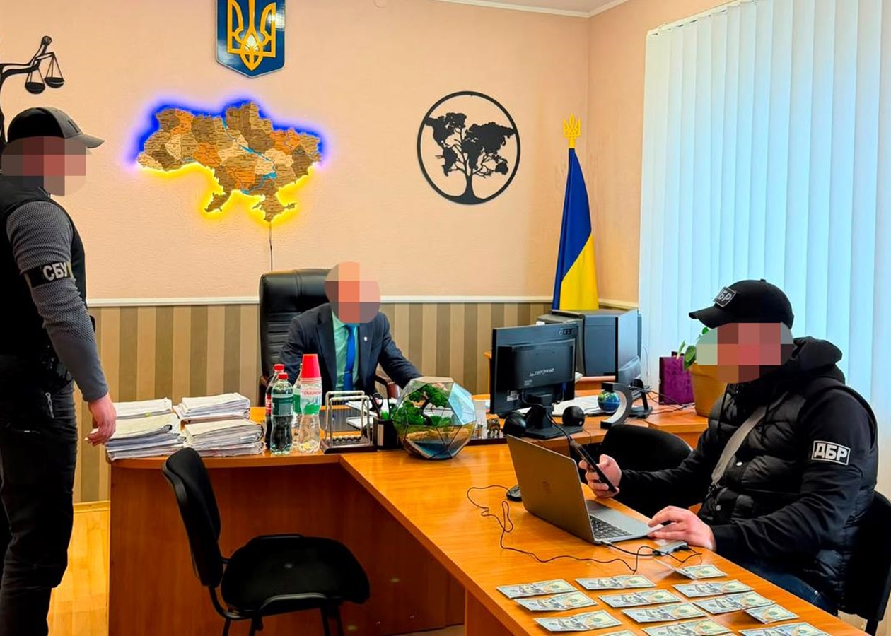 Хабар за "потрібне" рішення: викрито голову райсуду на Харківщині