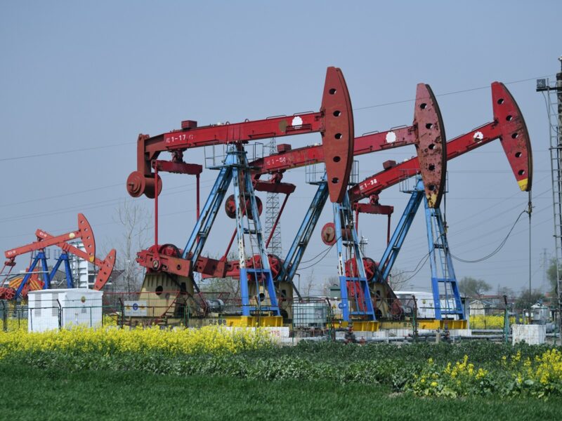Ціни на нафту падають через переговори Ірану та Оману