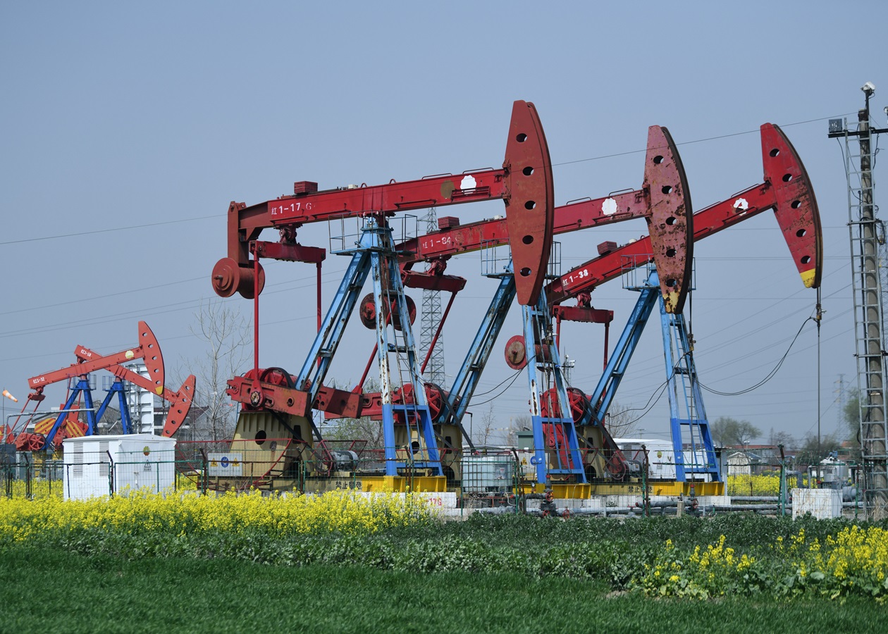 Ціни на нафту падають через переговори Ірану та Оману