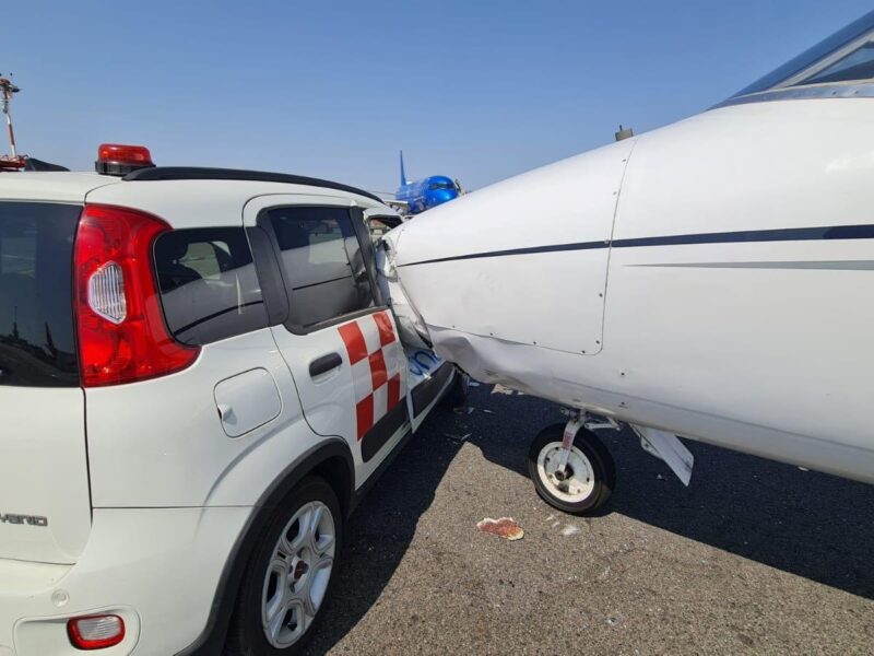 У Мілані авто врізалося у приватний літак