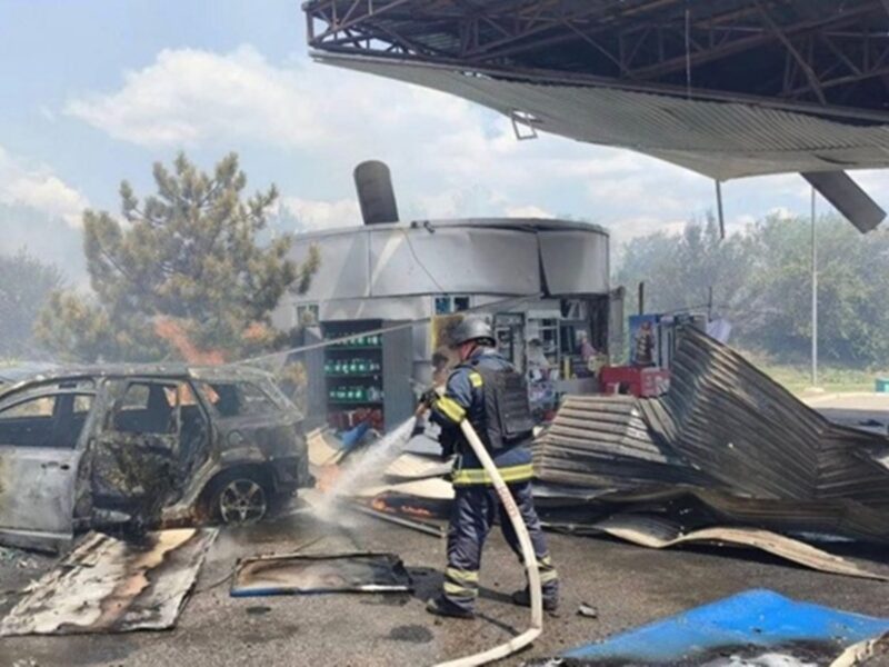 Росіяни атакували АЗС у Харкові: є жертва та постраждалі