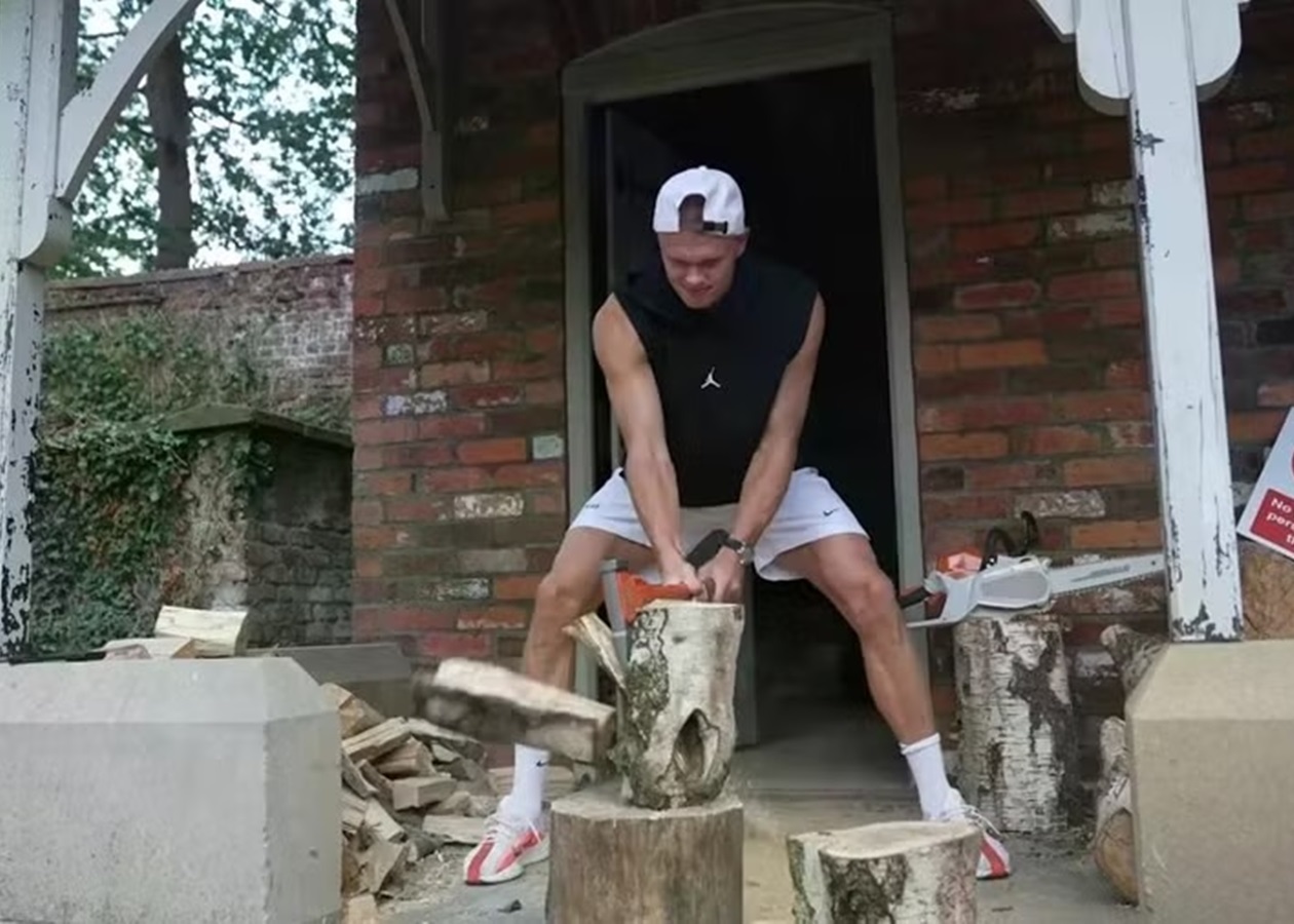 Замість м'яча - сокира: Голанд здивував своїм хобі