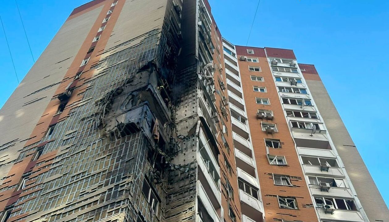 Влучання в 24-поверхівку в Києві: є постраждалі