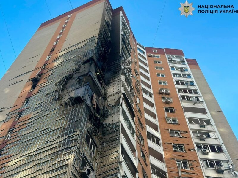 Влучання в 24-поверхівку в Києві: є постраждалі
